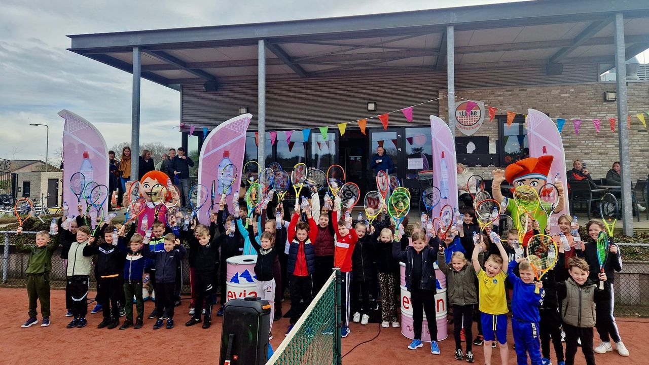 Kinderen sluiten tennis-evenement feestelijk af