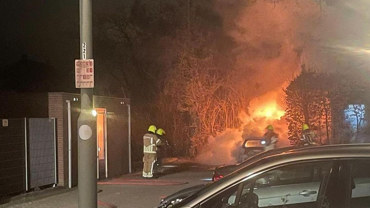 Auto brandt volledig uit in Grubbenvorst