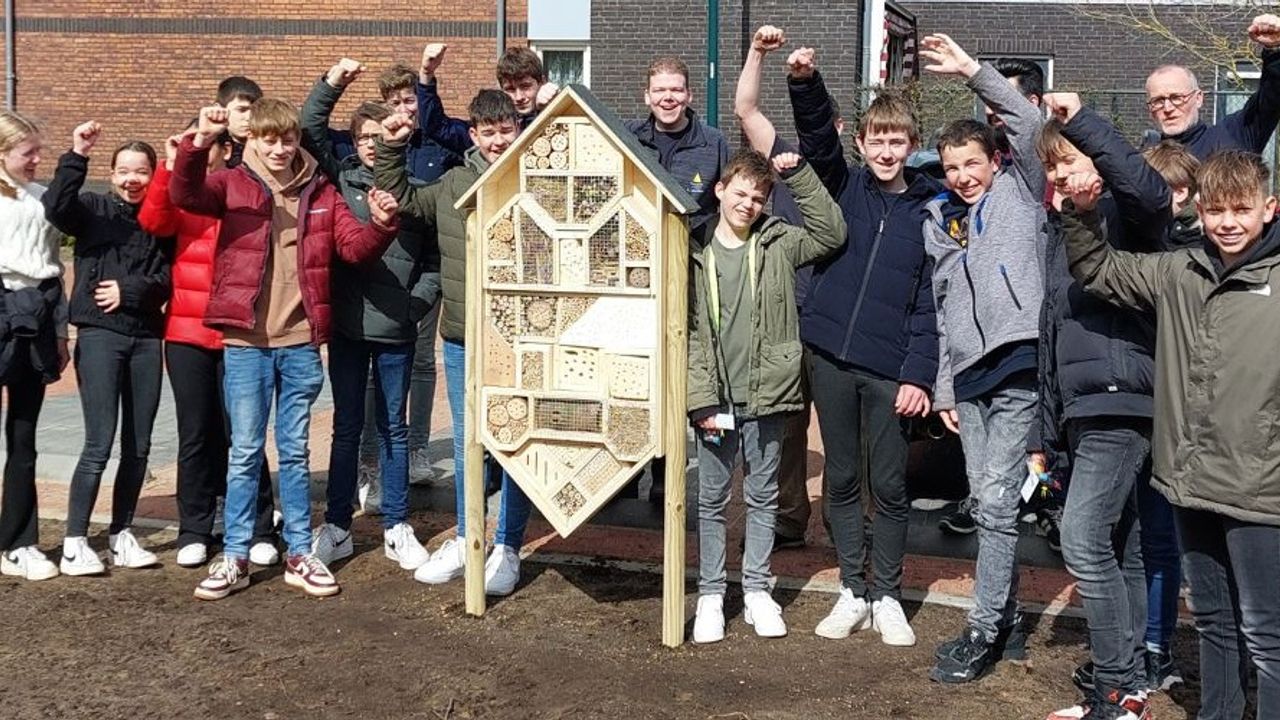 Dendron-leerlingen maken insectenhotel voor woonproject Ózzen Hôf