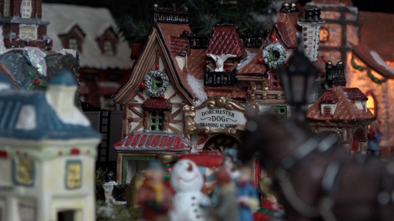 Frans Kerstjens bouwt een kerstdorp in Swolgen