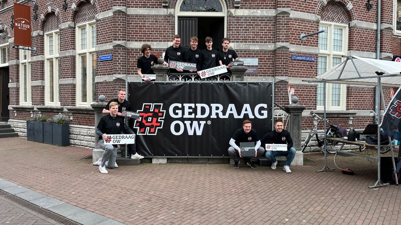 Vriendengroep Guus Janssen verspreidt campagne #GedraagOw in centrum Horst