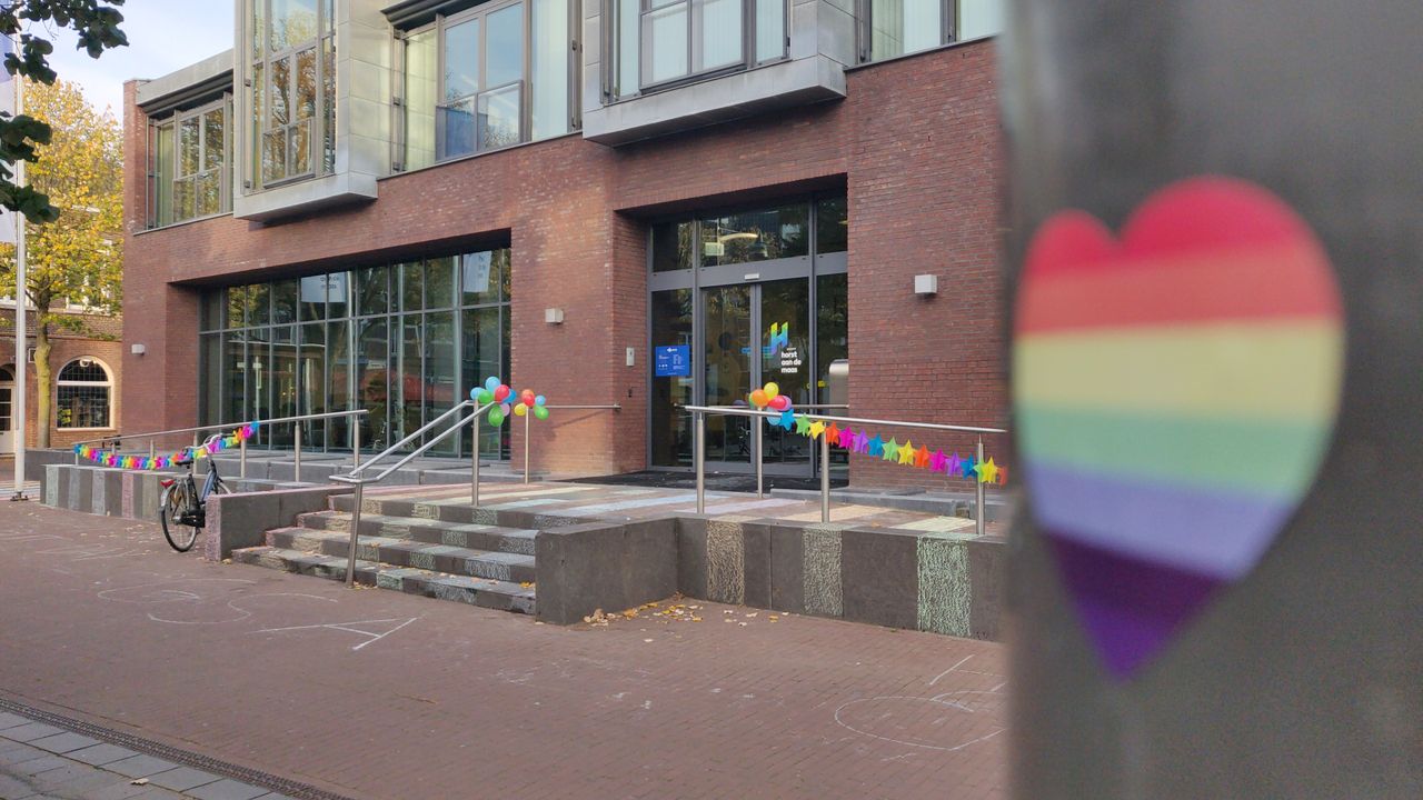 Jongeren versieren gemeentehuis uit protest voor niet hijsen regenboogvlag