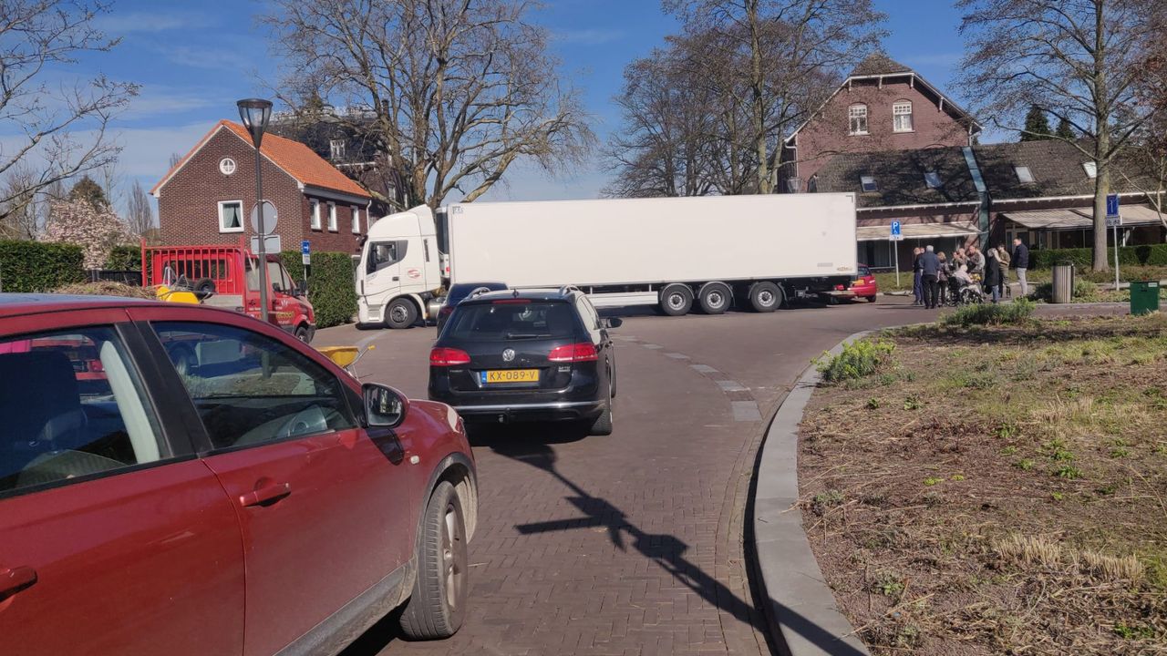 Vrachtwagen rijdt zich vast op Gasthuisstraat
