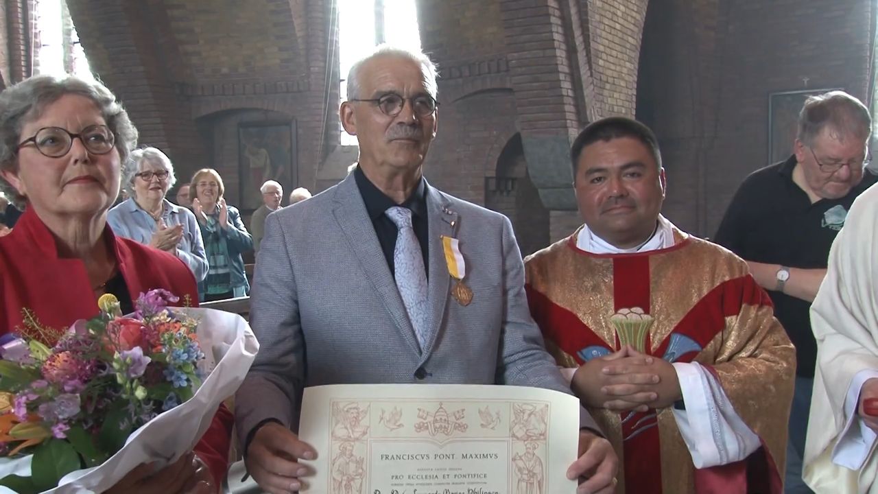 Video: Pauselijke onderscheiding voor Piet Philipsen