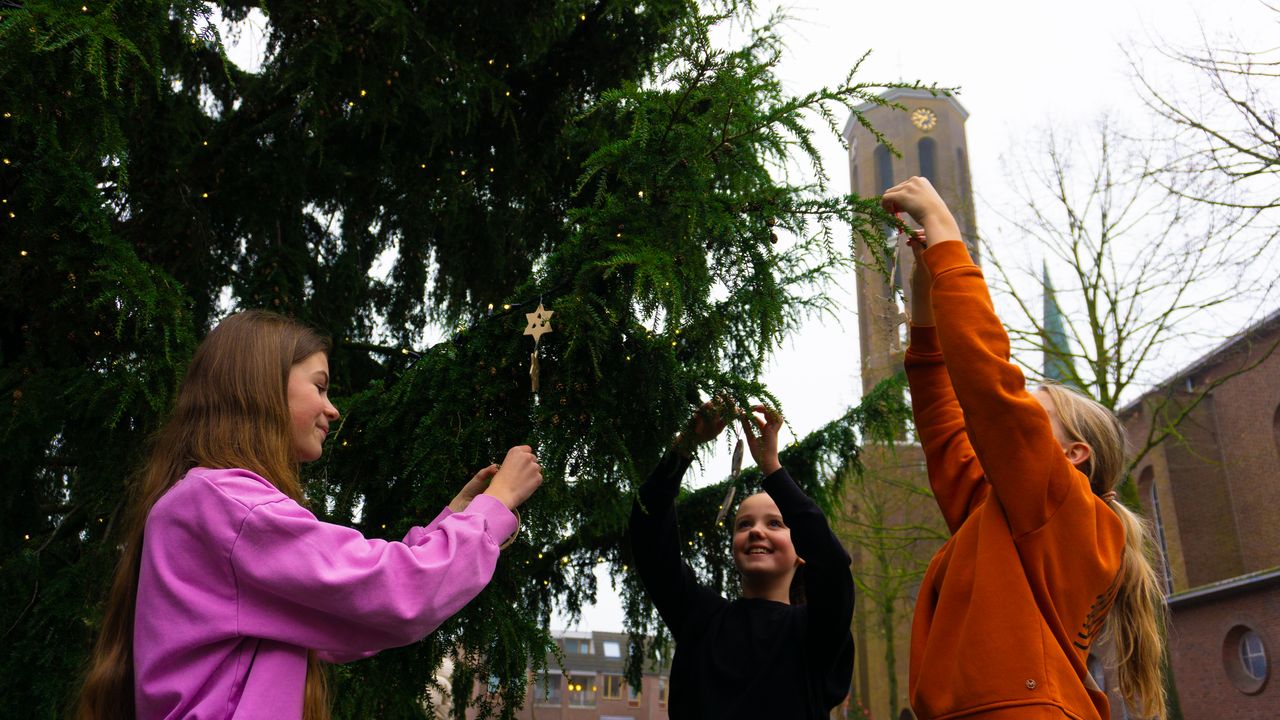Dendron-leerlingen maken kersthangers voor in centrum van Horst