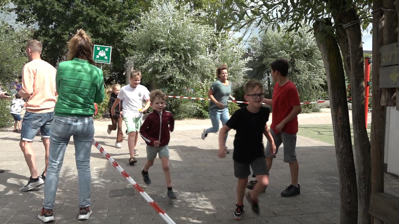 Kinderen van basisschool Onder de Linde lopen sponsorloop voor nieuw speelhuisje