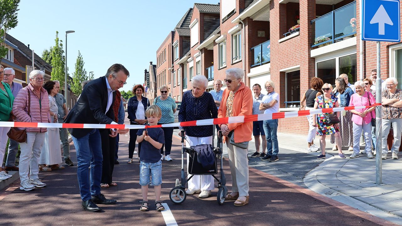 Jongste en oudste bewoner openen fietsstraat in Horst