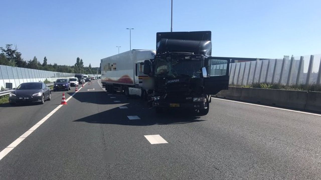 Twee vrachtwagens botsen op A73: omleidingsroute ingesteld