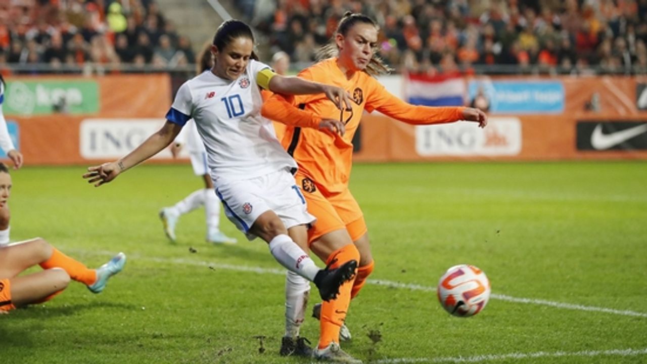 Voetbalsters verslaan WK-ganger Costa Rica in Utrecht