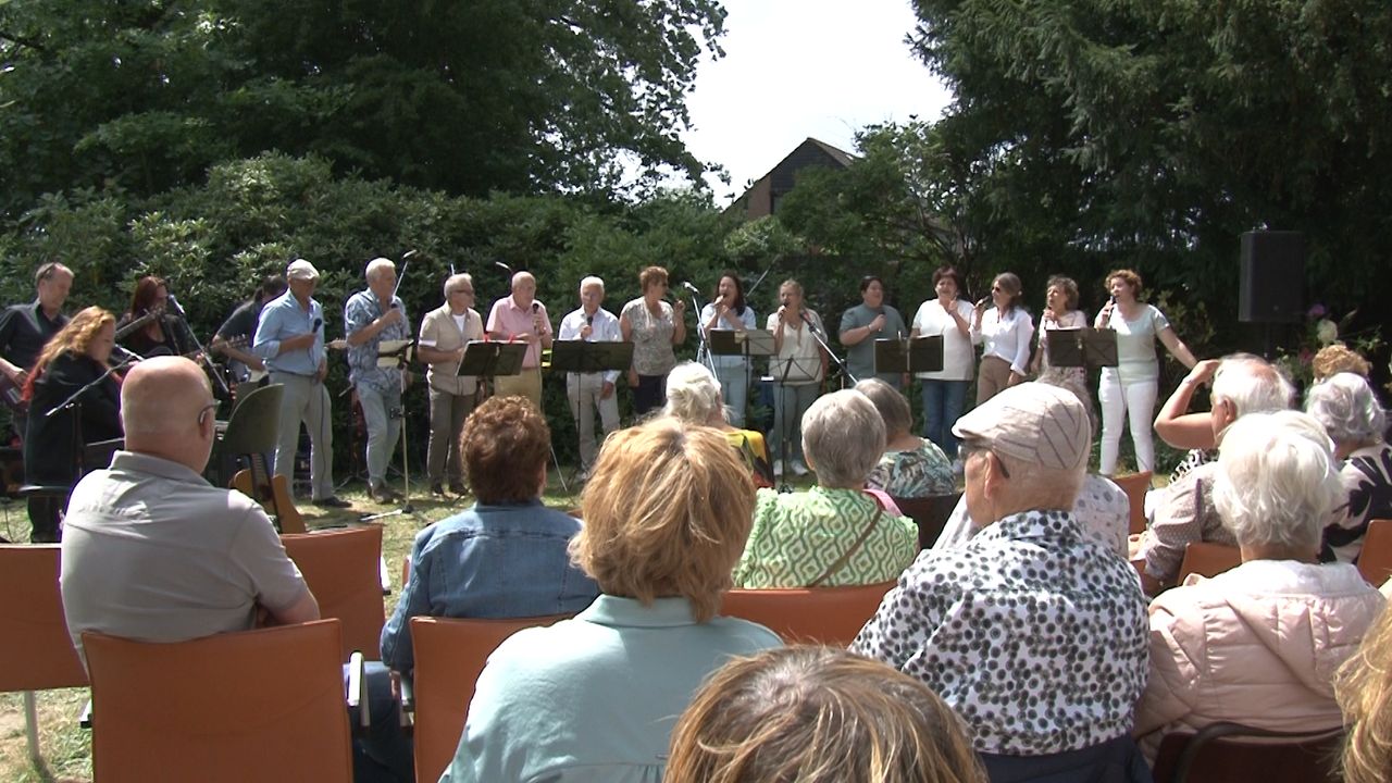 Jubilerende organisaties Meerlo vieren feest in de tuin van Het Bruishuis