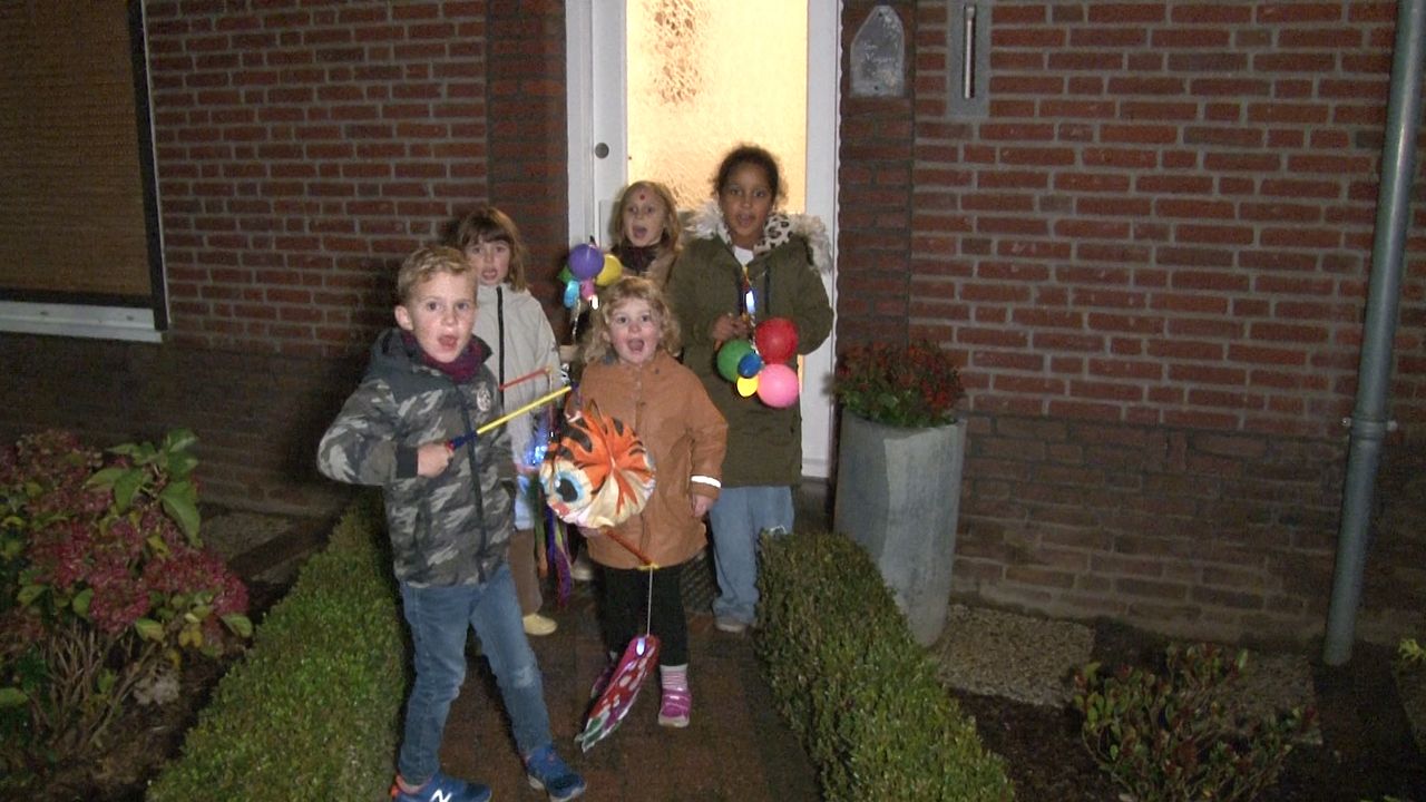 Kinderen gaan langs de deuren in Broekhuizen