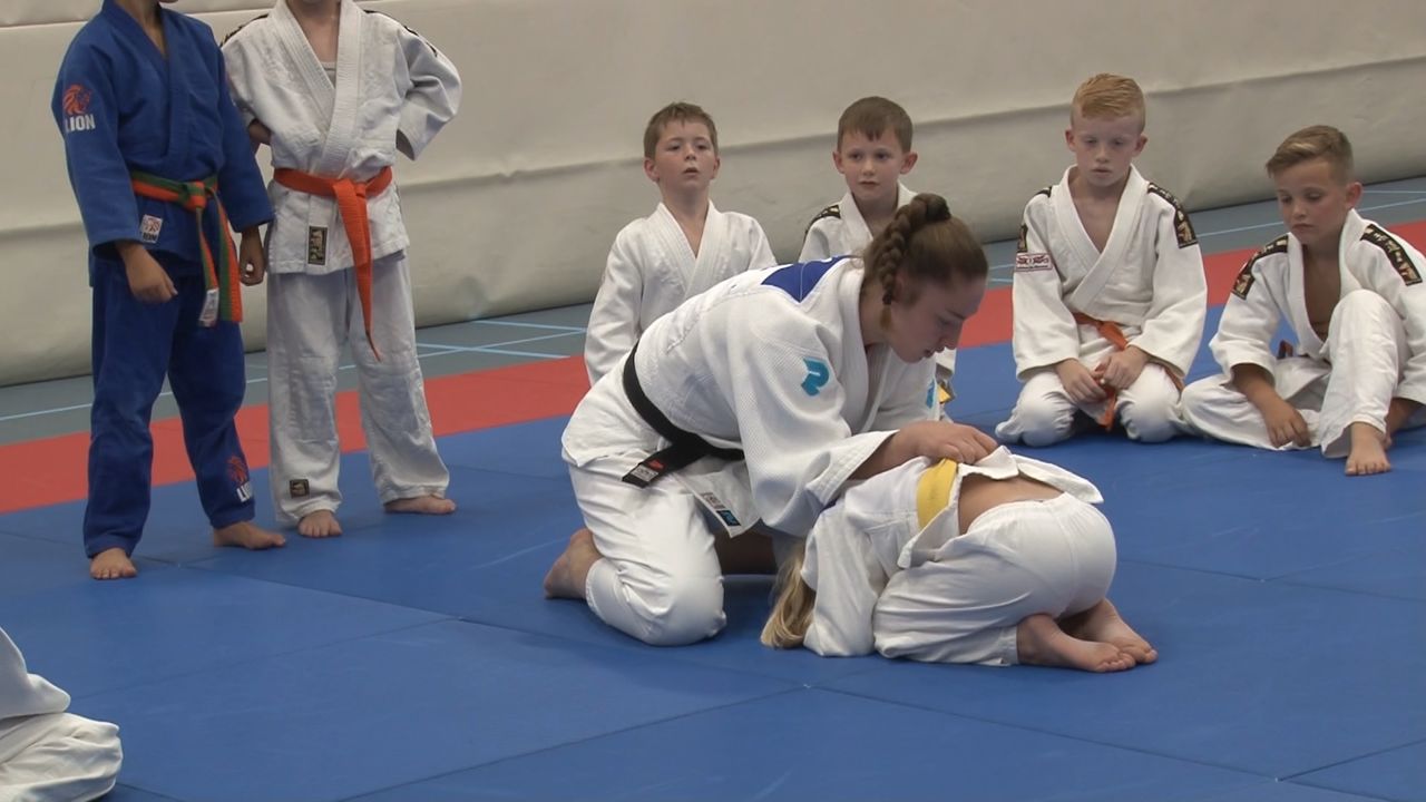 Lieke Derks geeft judo clinic in Grubbenvorst