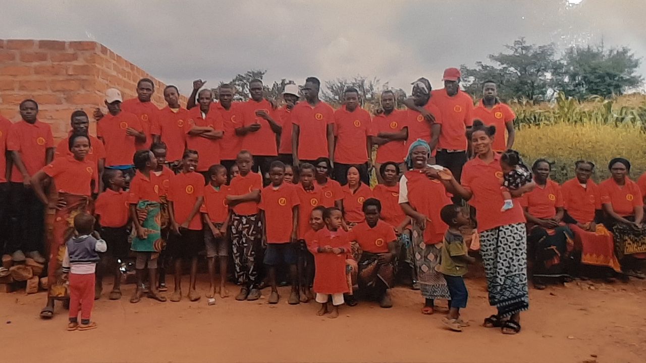Oude shirts Harmonie Unie gedoneerd aan Betty Chimoyo Foundation Zambia