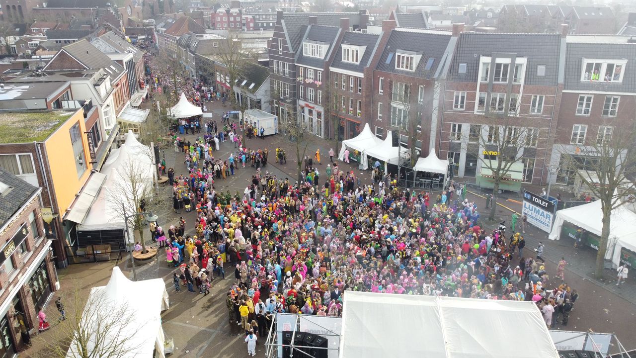 Carnaval 2022: gezellig druk op het Wilhelminaplein in Horst
