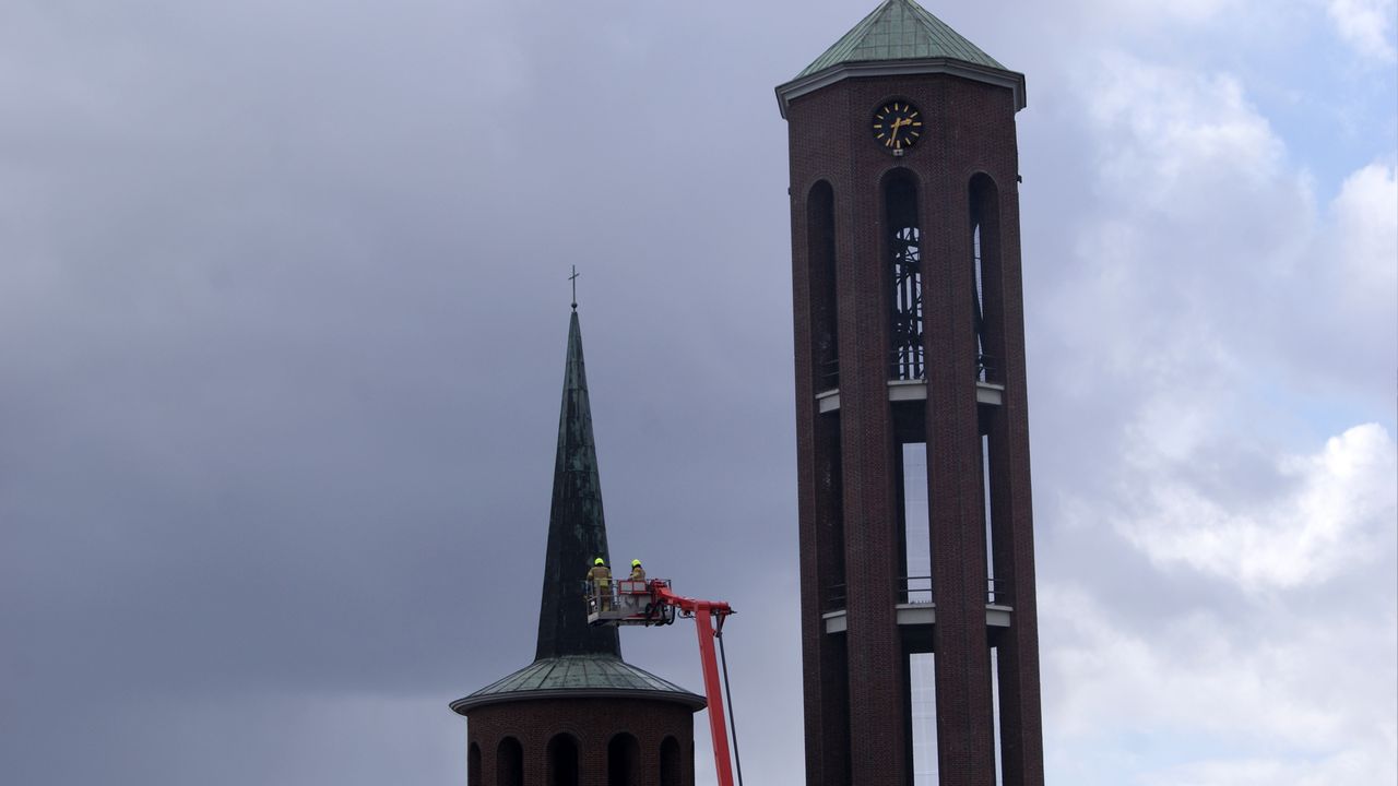 Dakplaten Sint-Lambertuskerk laten los door storm