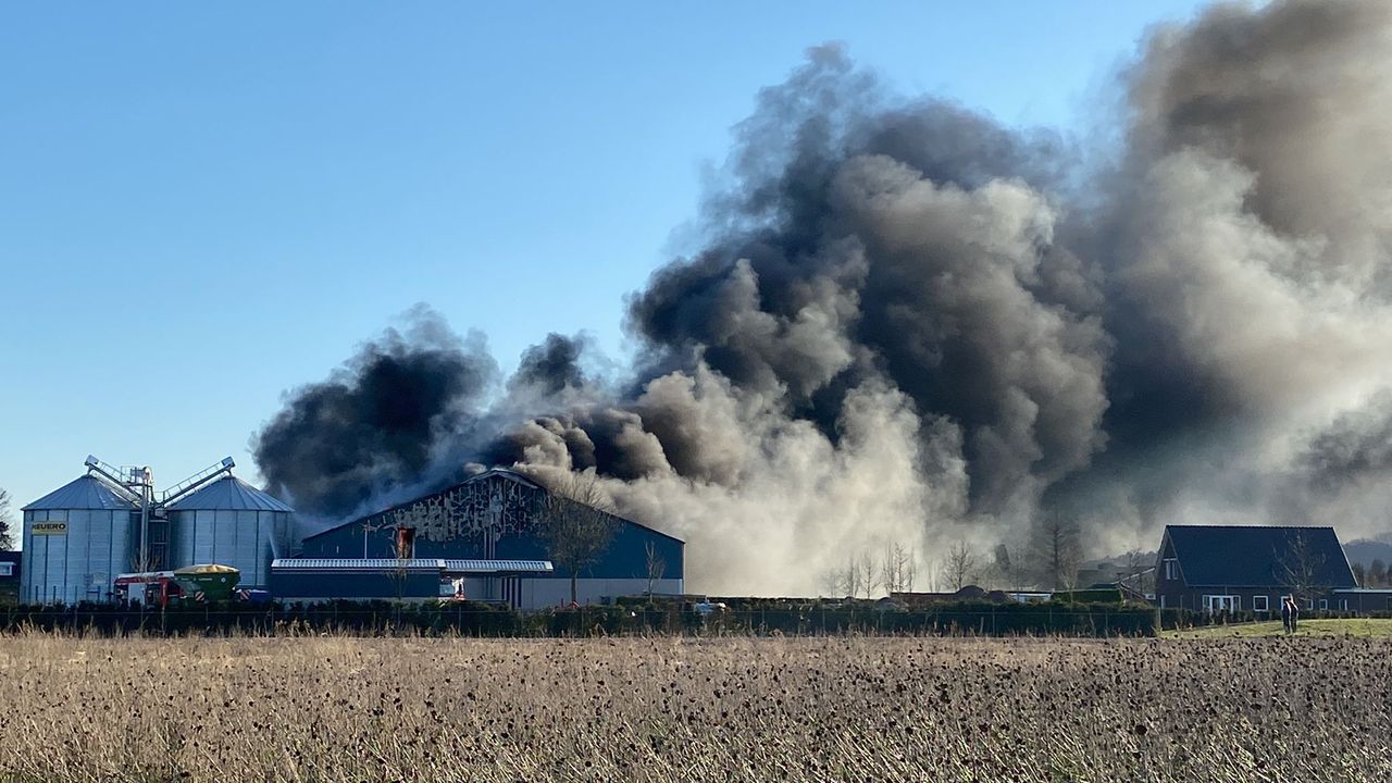 Video: Zeer grote brand bij loonbedrijf Gebroeders de Boer in Lottum