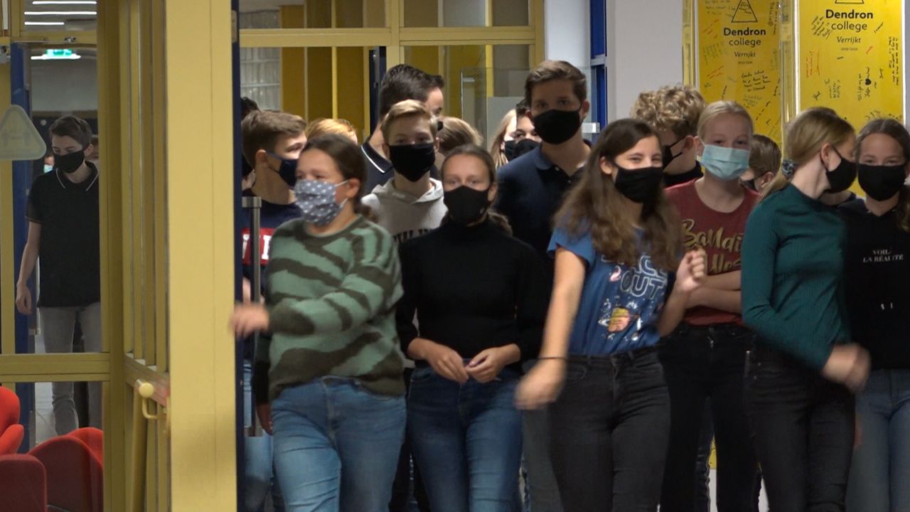Eerste week mondkapjesplicht op gangen in Dendron College achter de rug: 'Die dingen stinken'