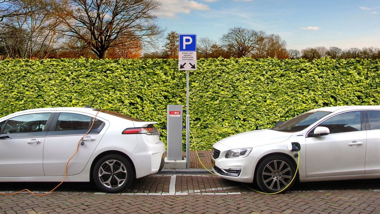 Waarom zijn elektrische auto's minder populair in Limburg?