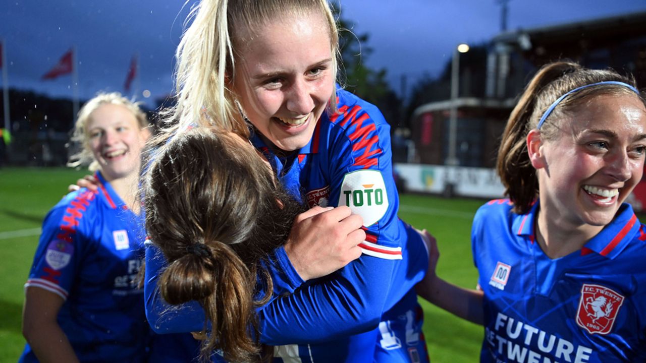 Kim Everaerts wint met FC Twente Vrouwen de Eredivisie Cup in duel met zeven goals