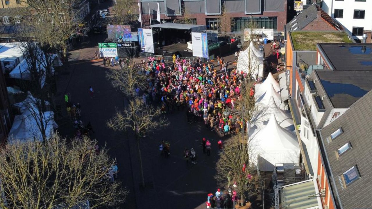 Hôrster Carnavals Parade: ook Wilhelminaplein in carnavalssfeer