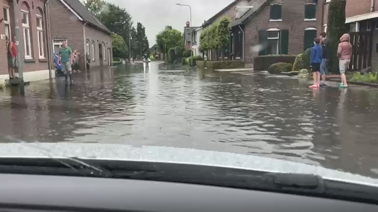 Schoolstraat Horst staat blank na regenval