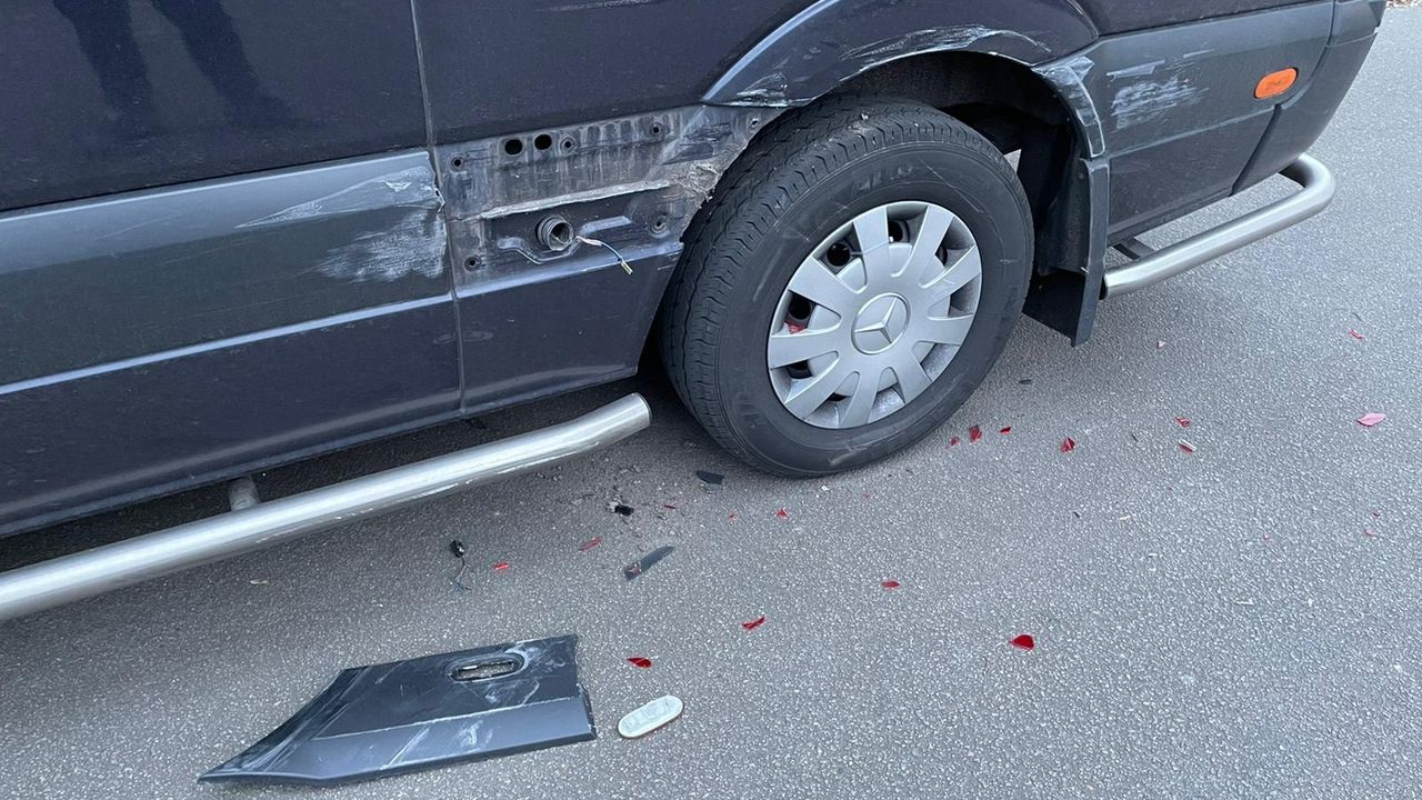 Taxibus beschadigd: dader weggereden