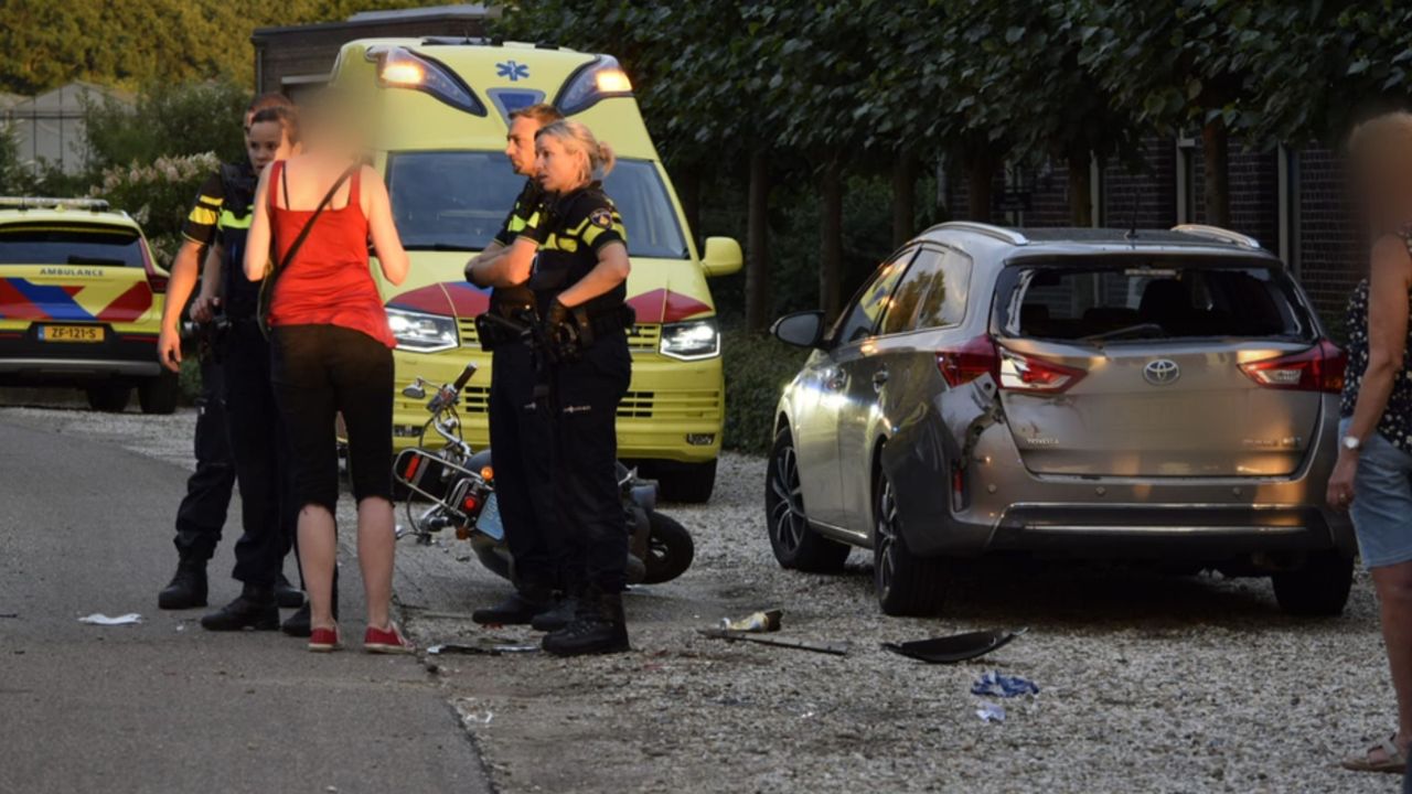 Scooterrijder zwaargewond na botsing met auto in Horst