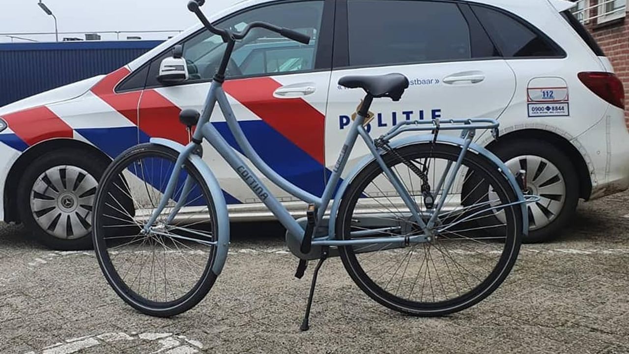 Verwarde man fietst gemeentehuis in Horst binnen