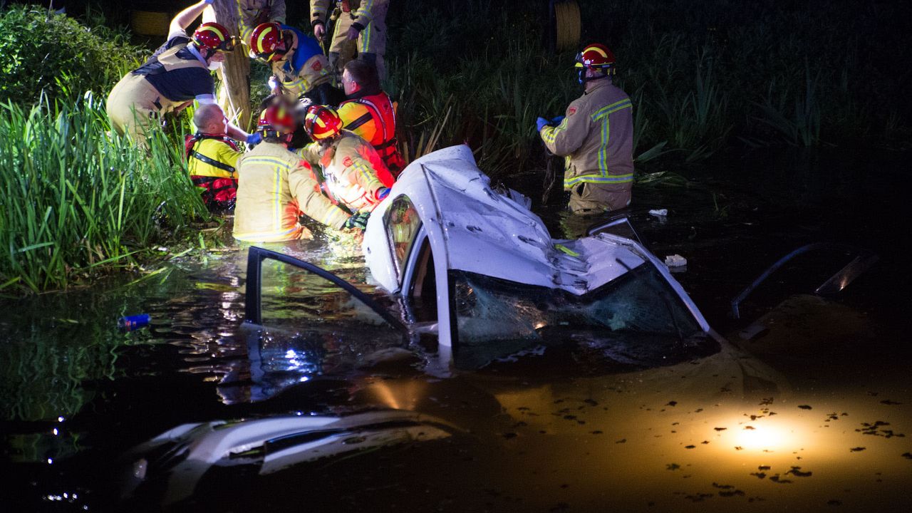 Auto te water in Helenavaart Griendtsveen; bestuurder zwaargewond