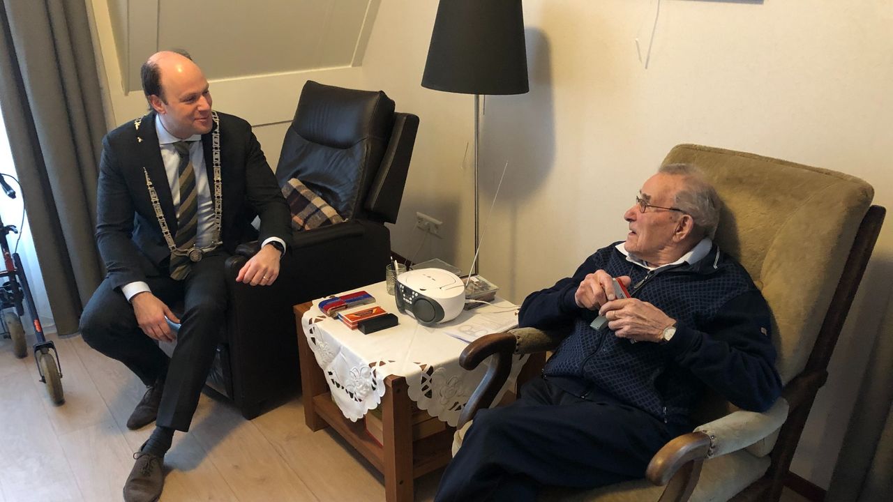 100-jarige uit Horst krijgt bezoek van burgemeester