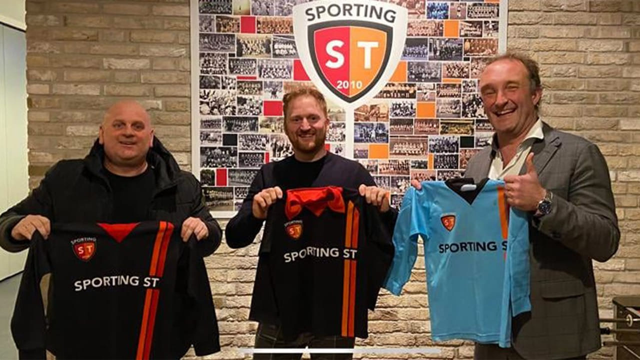 Sporting ST schenkt Molukkers voetbalshirts