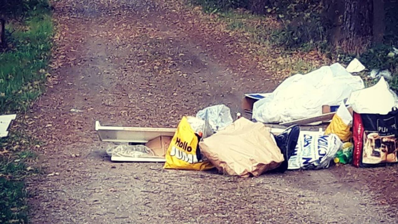 Afval gedumpt in Kronenbergse Bossen