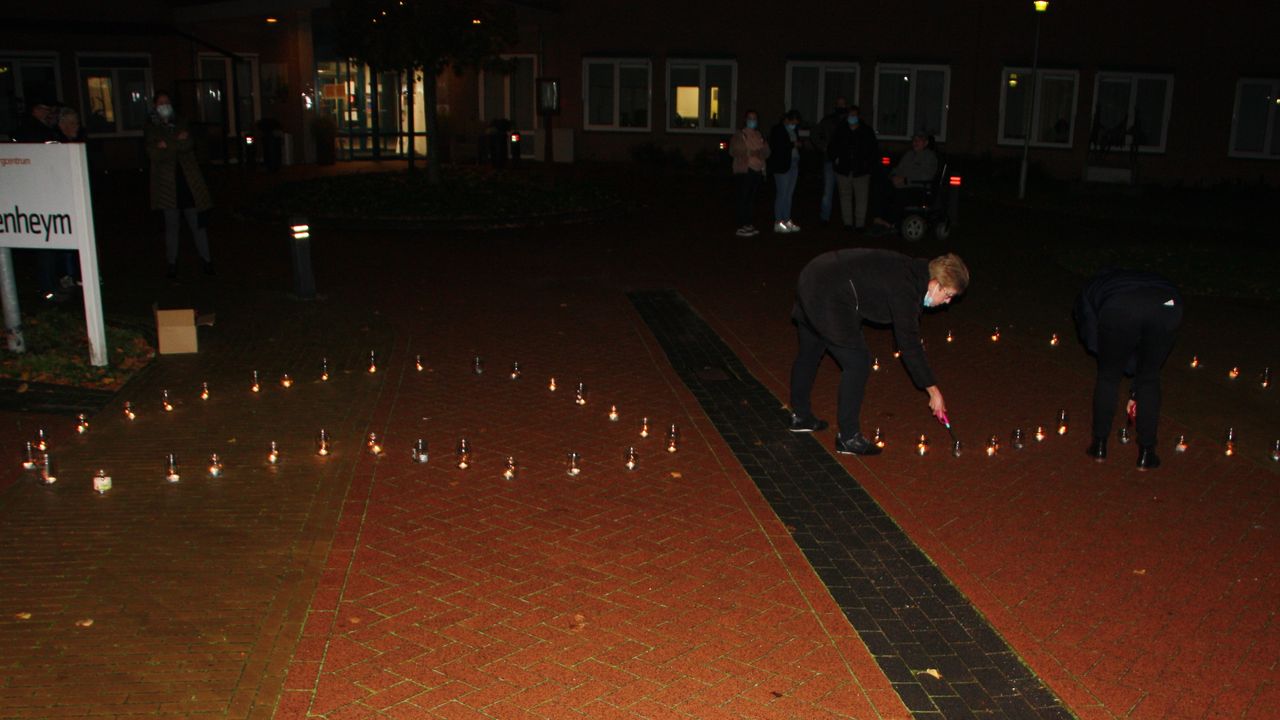 Brandende kaarsen zorgen voor verbinding tijdens herdenking coronaslachtoffers