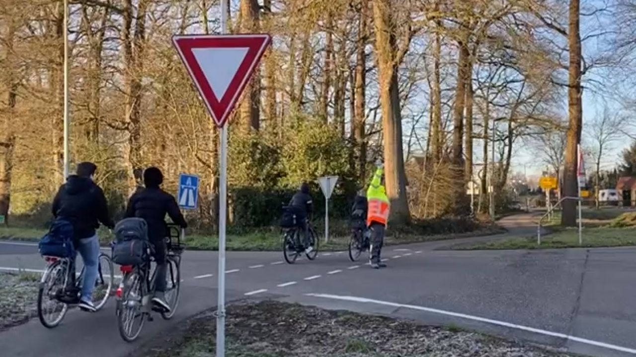 Verkeersregelaars zorgen dat fietsers veilig kunnen oversteken