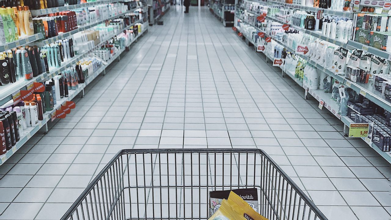 Prikkende ogen: supermarkt ontruimd na vondst plastic zak met flesjes
