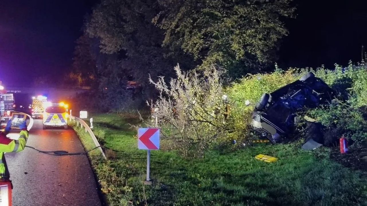 Dolle achtervolging van gestolen voertuig eindigt in Duitsland tegen boom