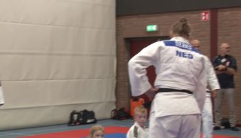 Lieke Derks geeft judo clinic in Grubbenvorst